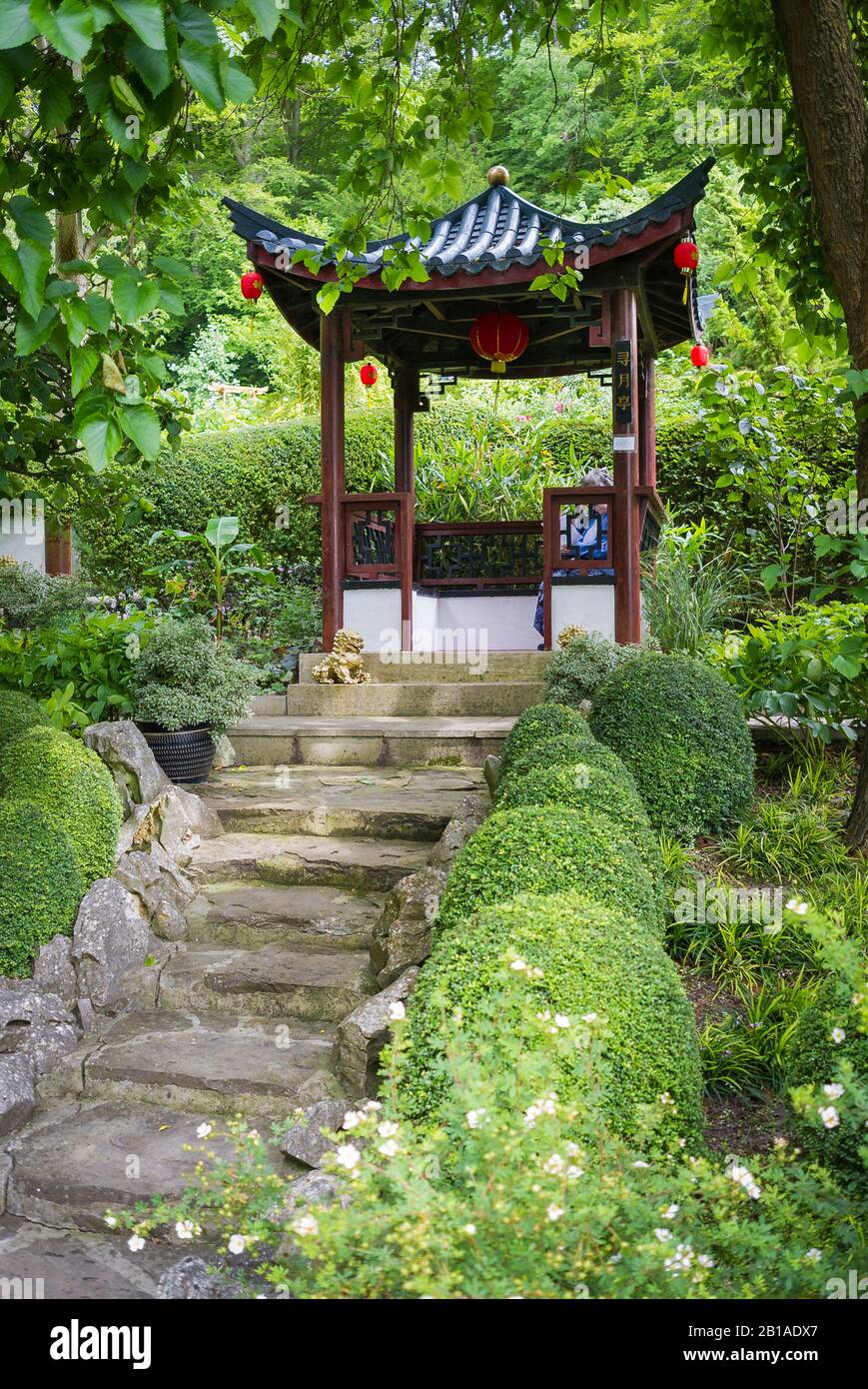 Eine orientalische Ecke eines englischen Gartens, der wie ein chinesischer Garten mit Stufen gesickelt ist, die zu einem pagodaartigen Dorn führen Stockfoto