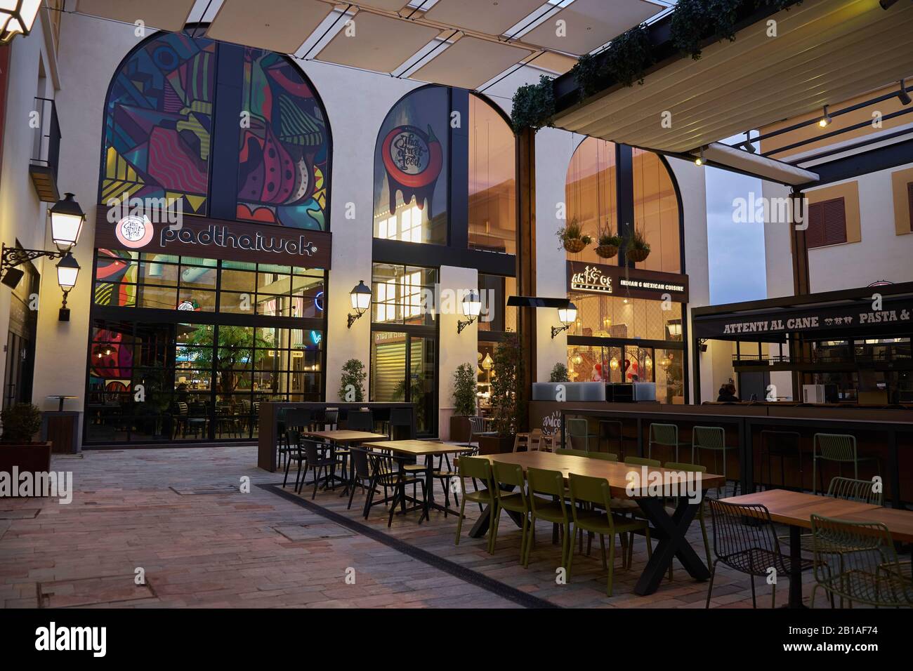 Restaurants im McArthurGlen Málaga, Andalusien, Spanien. Stockfoto