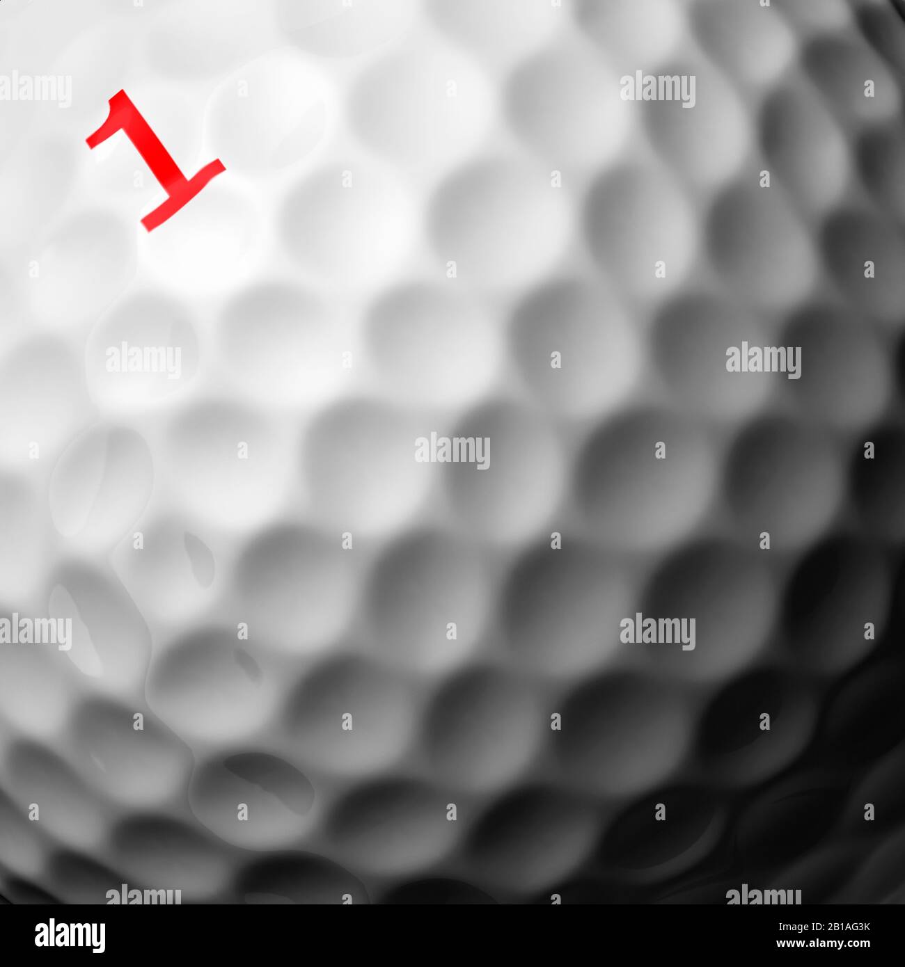 Extreme Nahaufnahme des Golfballs mit der Nummer 1. Weiße und glänzende Textur. Stockfoto