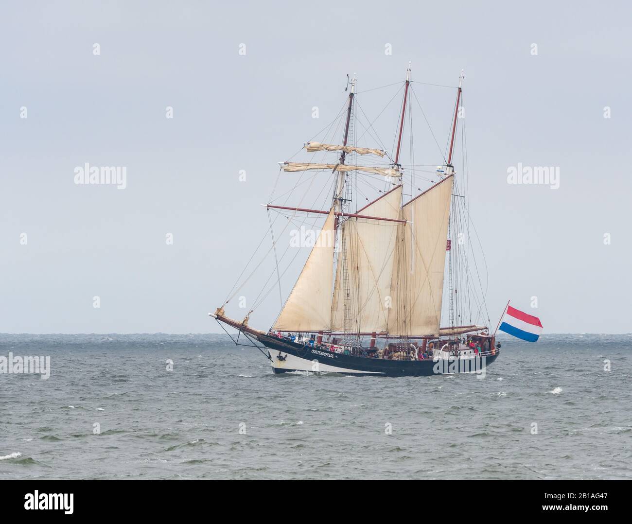 Die Oosterschelde, ein 1918 errichteter Dreimastschoner aus den Niederlanden, an der Nordsee bei Scheveningen, Niederlande während der Freiheitszeit Stockfoto