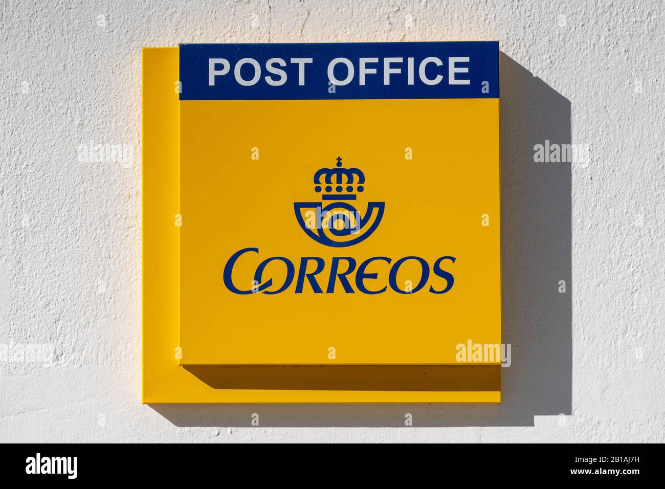Santiago de Compostela, Spanien. 22. Februar 2020: Correos Schild an der weißen Wand. Correos ist die spanische Post Stockfoto