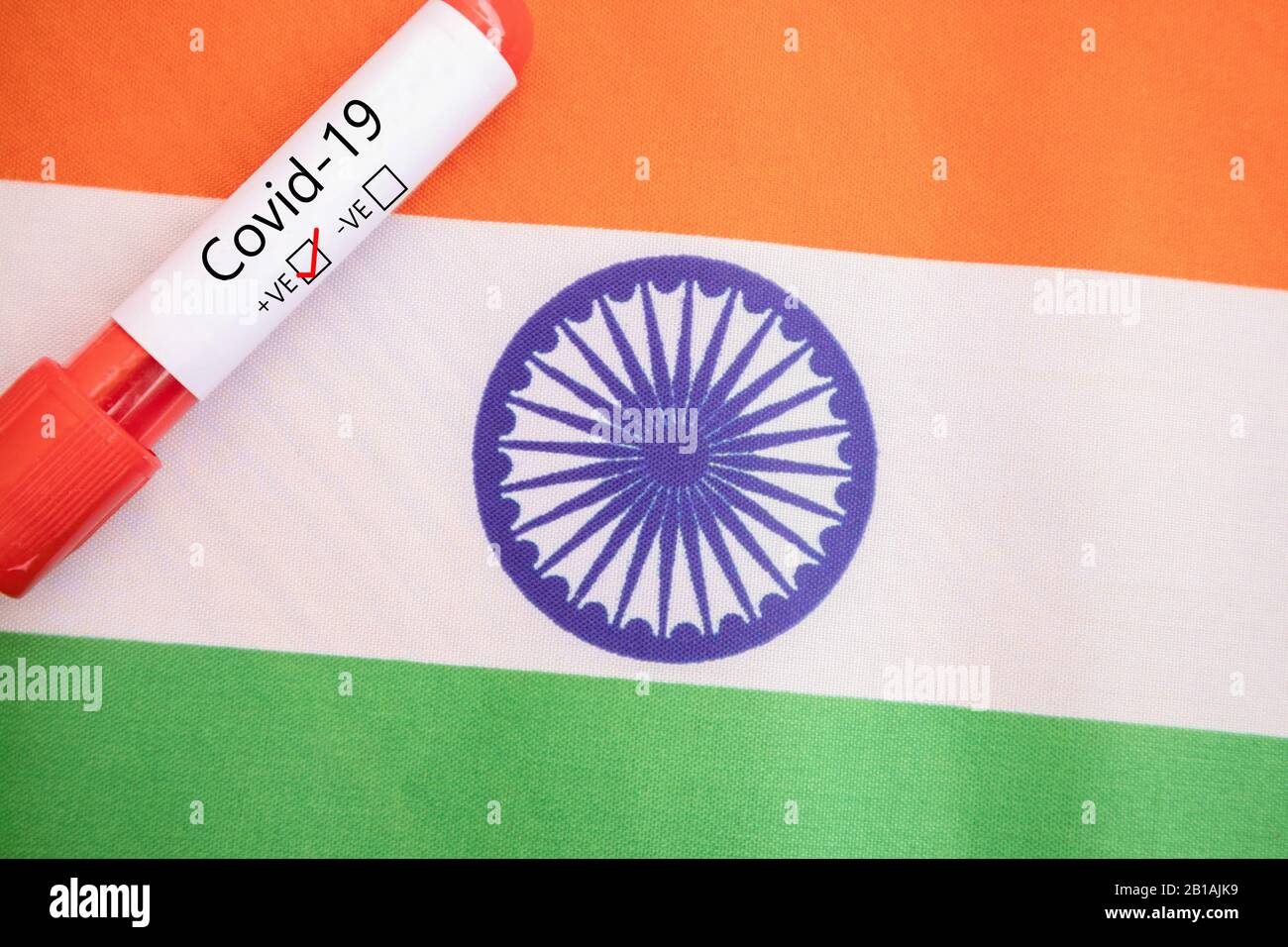 Konzept von Covid-19, Coronavirus oder nCov 2019 positiver Test in Indien mit Blutprobe und Flagge. Stockfoto