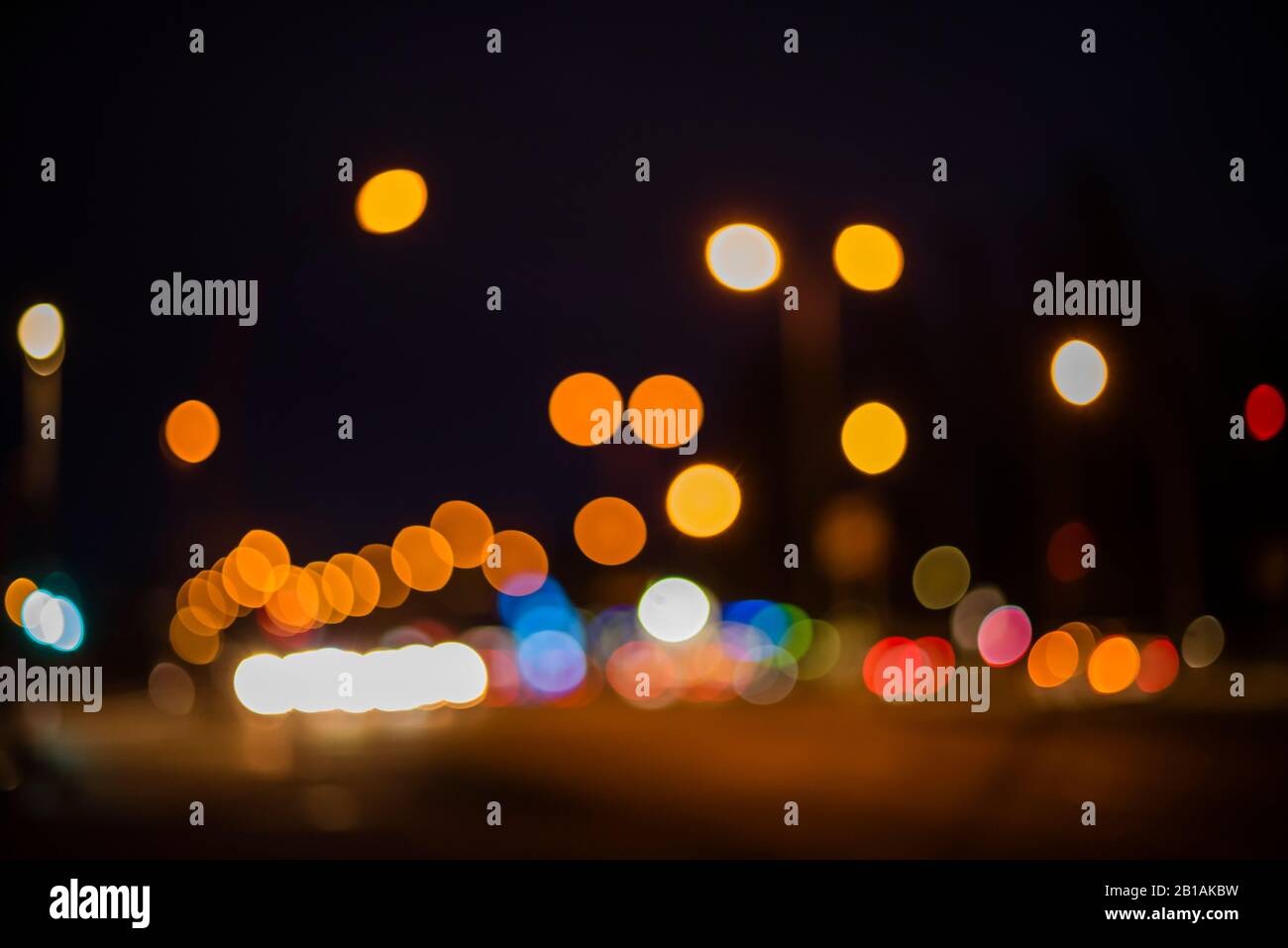 Bokeh-Fotografie in urbaner Umgebung, schönes Bokeh, Straßenbeleuchtung, Autobeleuchtung, Ampel, Ampel, außer Fokus Stockfoto