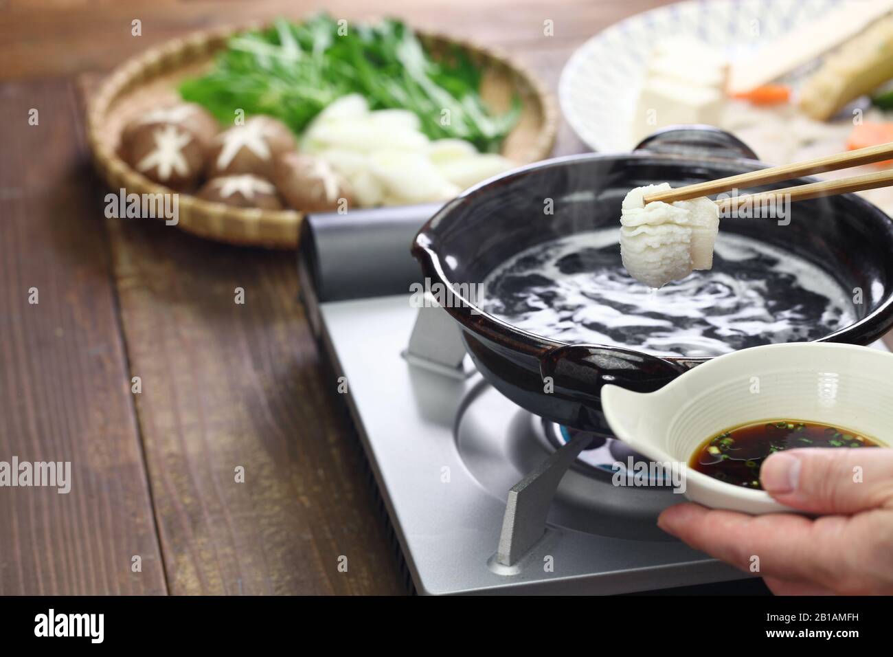 Knochengeschnittener Konger pike Fleisch ishabu-shabu in kochendem Suppenbestand. Stockfoto