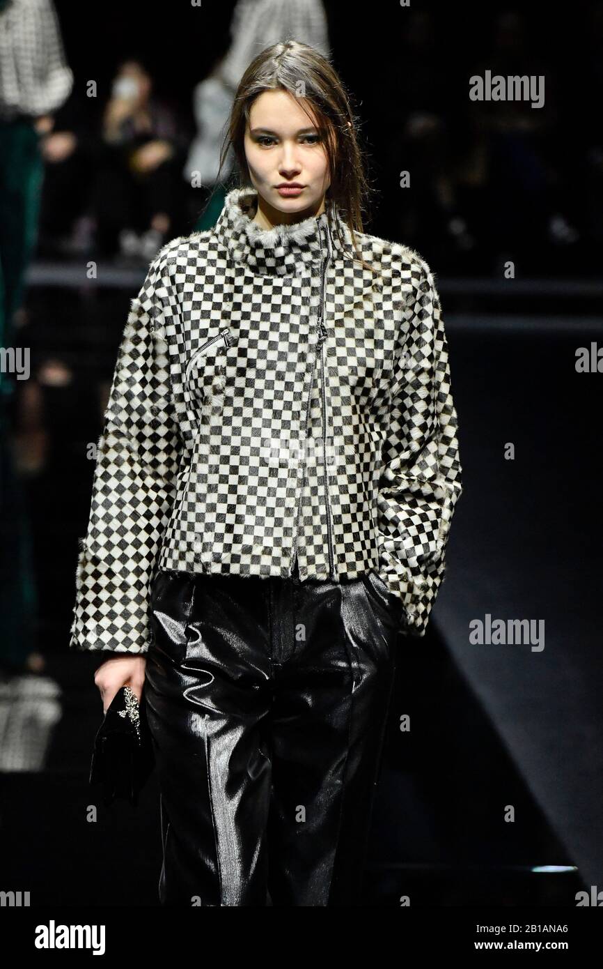 Modell läuft auf der Startbahn auf der Emporio Armani Modenschau im Herbst/Winter 2020/2021 Milan Fashion Week in Mailand, Italien am 22. Februar 2020. (Foto von Jonas-Gustavsson/Sipa USA) Stockfoto