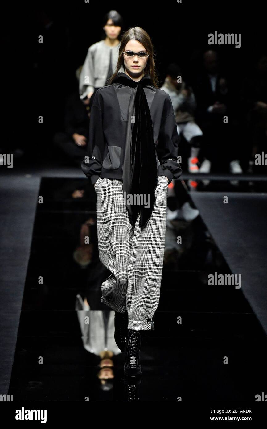 Modell läuft auf der Startbahn auf der Emporio Armani Modenschau im Herbst/Winter 2020/2021 Milan Fashion Week in Mailand, Italien am 22. Februar 2020. (Foto von Jonas-Gustavsson/Sipa USA) Stockfoto