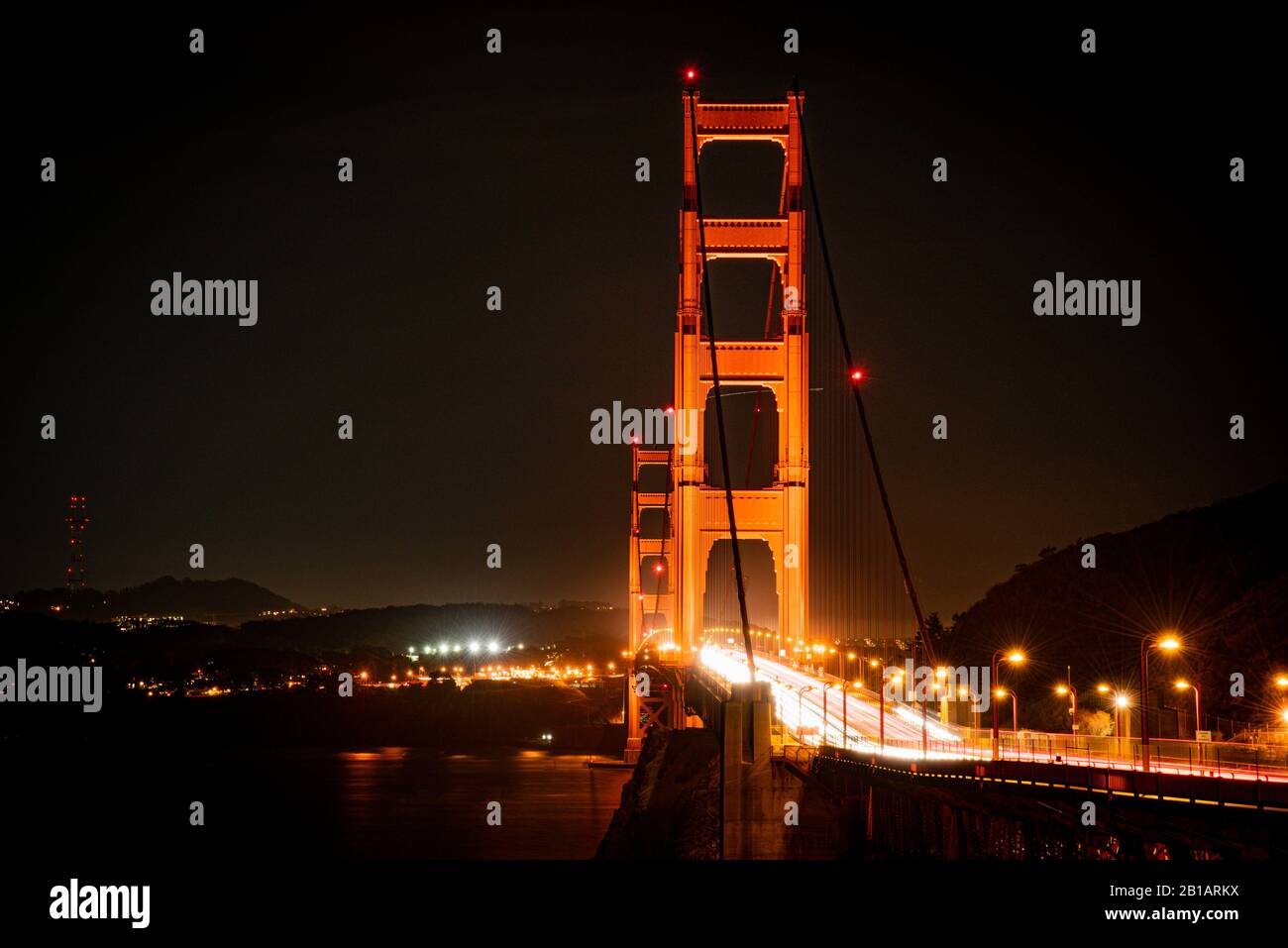 Blick auf die Golden Gate Bridge bei Nacht mit Autowegen Stockfoto