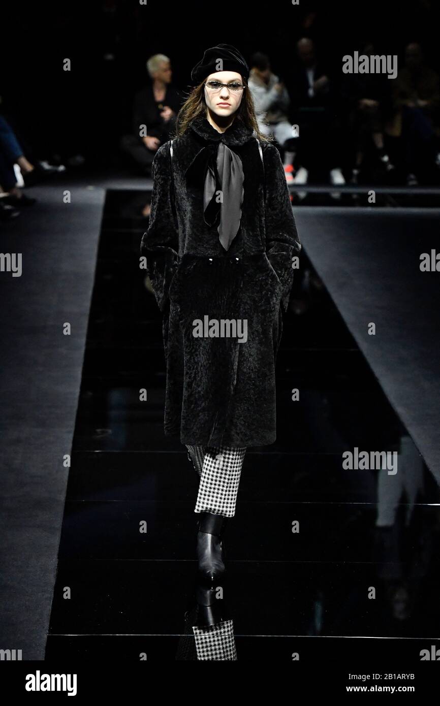 Modell läuft auf der Startbahn auf der Emporio Armani Modenschau im Herbst/Winter 2020/2021 Milan Fashion Week in Mailand, Italien am 22. Februar 2020. (Foto von Jonas-Gustavsson/Sipa USA) Stockfoto