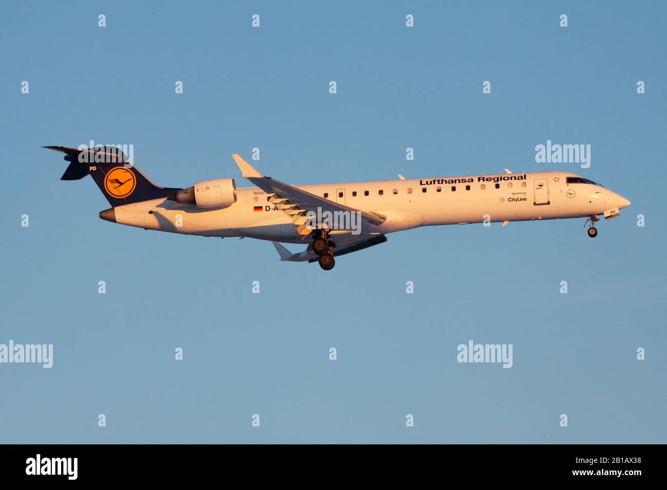 Frankfurt/DEUTSCHLAND - 8. DEZEMBER 2012: Lufthansa Bombardier CRJ-700 D-ACPD Passagierflugzeug Landung am Flughafen Frankfurt Stockfoto