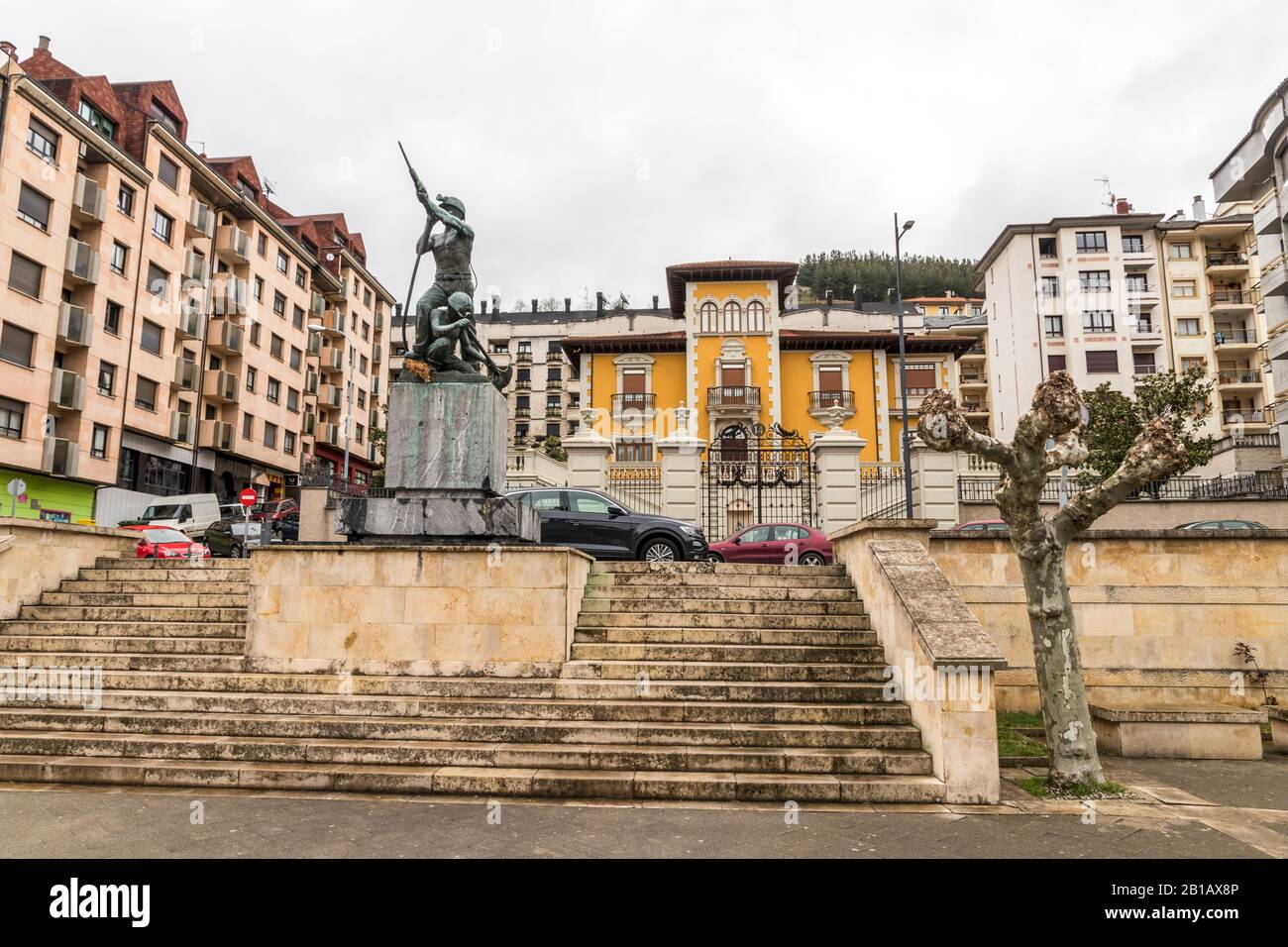 Cangas del Narcea, Spanien. Das Denkmal für Die Bergleute und das Chalet del Soliso in dieser traditionellen Stadt in Asturien Stockfoto