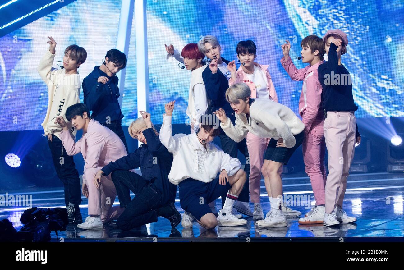 19 Februar Goyang Sudkorea Die Sudkoreanische K Pop Jungs Band The Boyz Tritt Auf Der