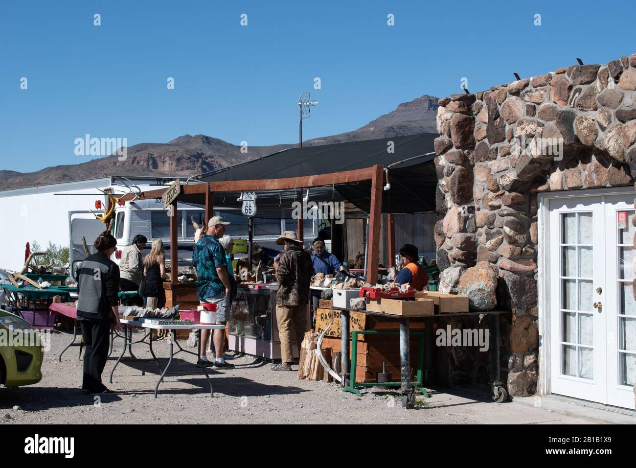 Auf der historischen Route 66 war Cool Springs, Arizona, lange vor Autos ein Wasserstopp für Reisende. Jetzt ist es ein Gebäude, ein Museum und ein Touristengeschäft. Stockfoto