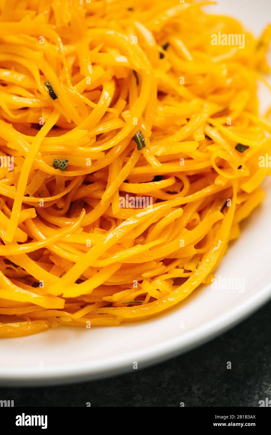 Zubereitete Butternut-Squash-Nudeln aus nächster Nähe Stockfoto