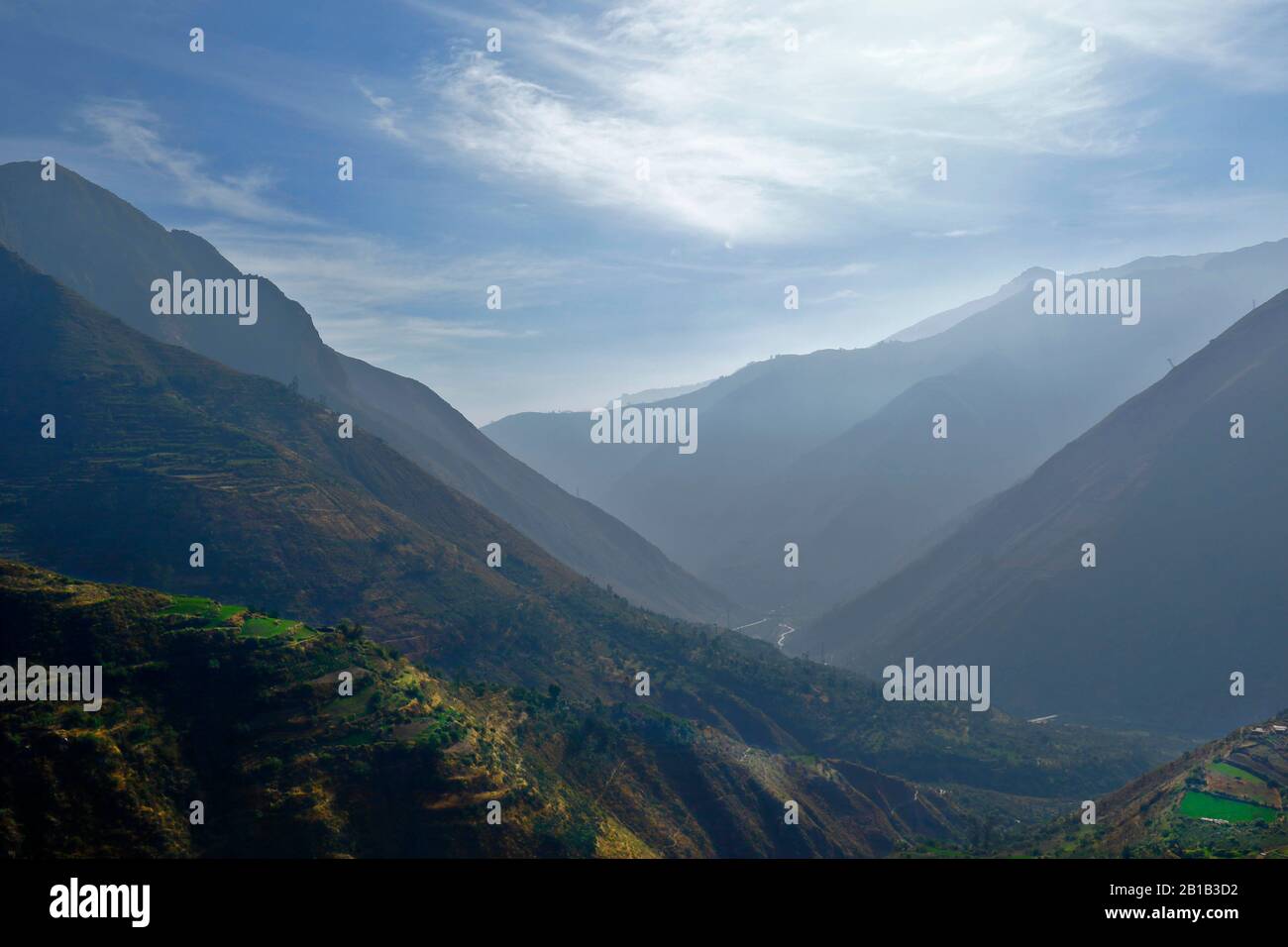 Schöne Aussicht auf die schöne Landschaft, von den Höhen des Stadtteils San Jerónimo de Surco aus gesehen. Lima Peru Stockfoto