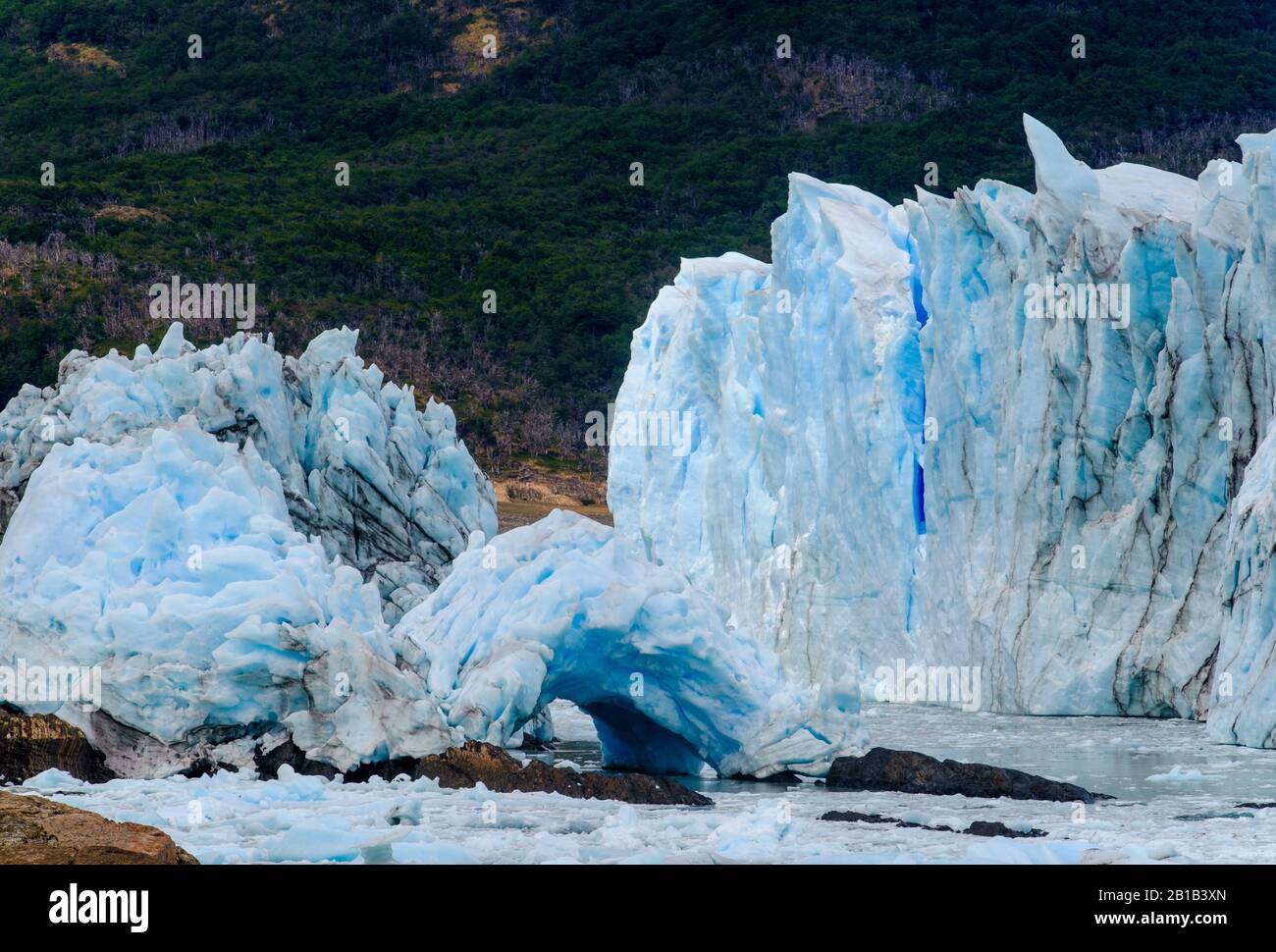 Nationalpark LOS GLACIARES, ARGENTINIEN - CIRCA FEBRUAR 2019: Blick auf den Glacier Perito Moreno, ein berühmtes Wahrzeichen innerhalb der Los Glaciares National P Stockfoto