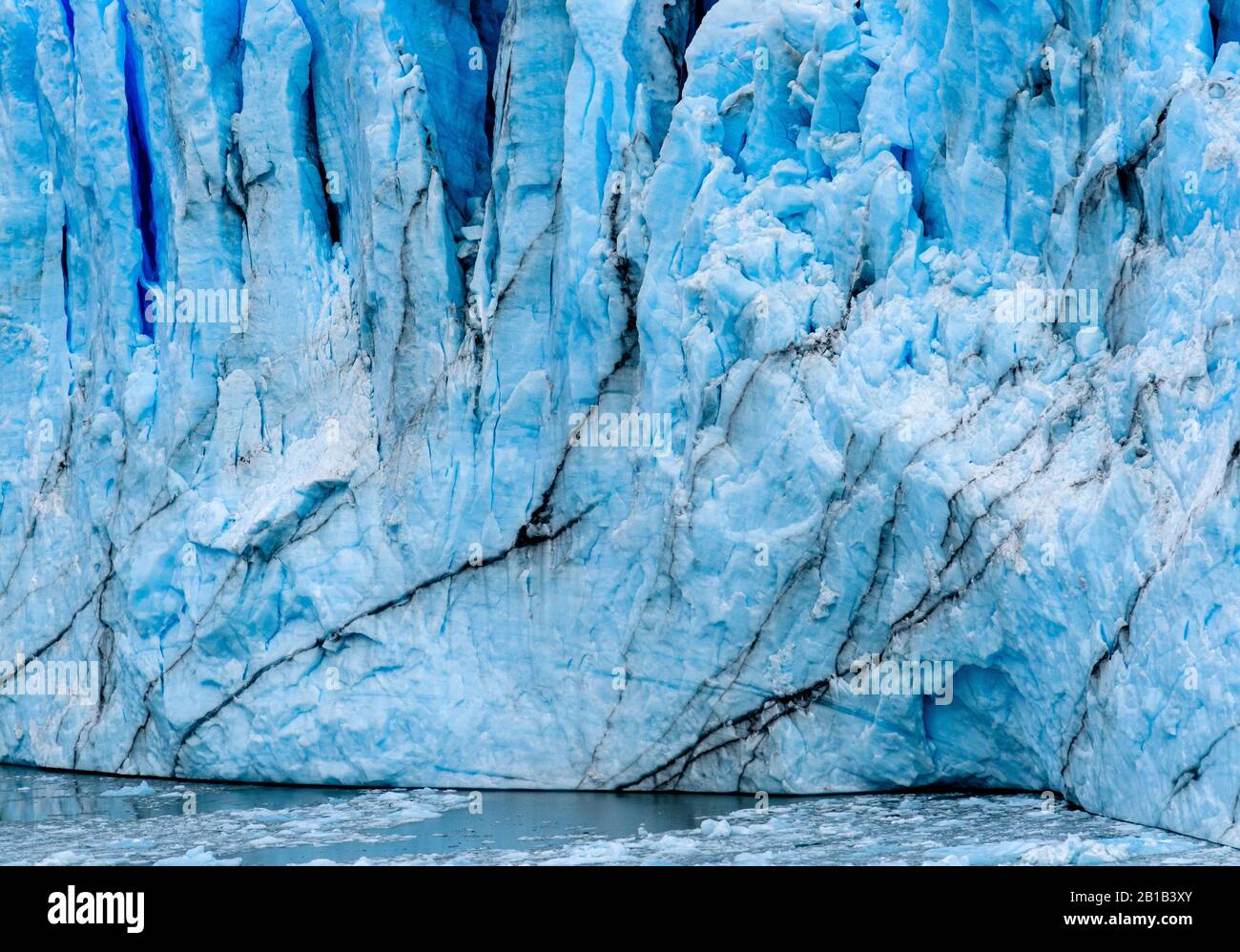 Nationalpark LOS GLACIARES, ARGENTINIEN - CIRCA FEBRUAR 2019: Nahaufnahme des Gletschers Perito Moreno, ein berühmtes Wahrzeichen der Los Glaciares Nation Stockfoto