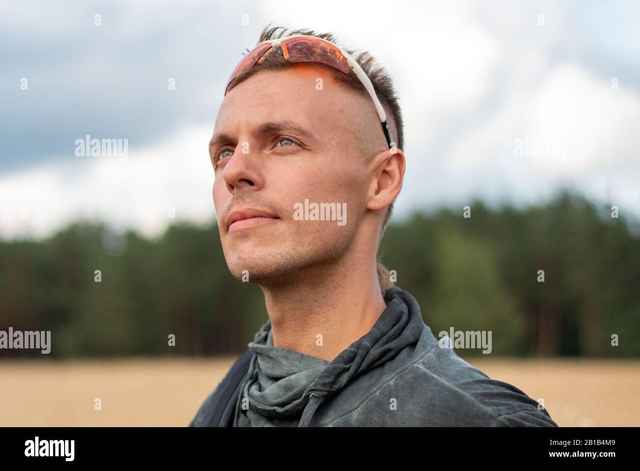 Ein Mann in Sportbrille, in der Natur. Stockfoto