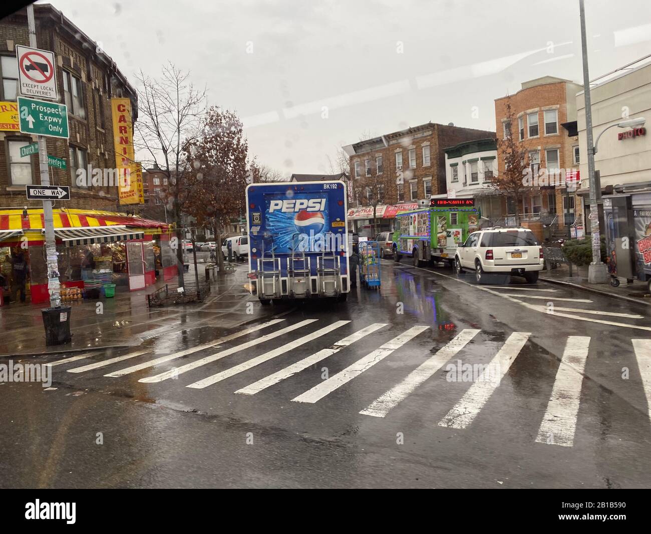 Ecke Church Avenue und Beverley Road im hochethnischen Kensington-Viertel von Brooklyn, New York. Stockfoto