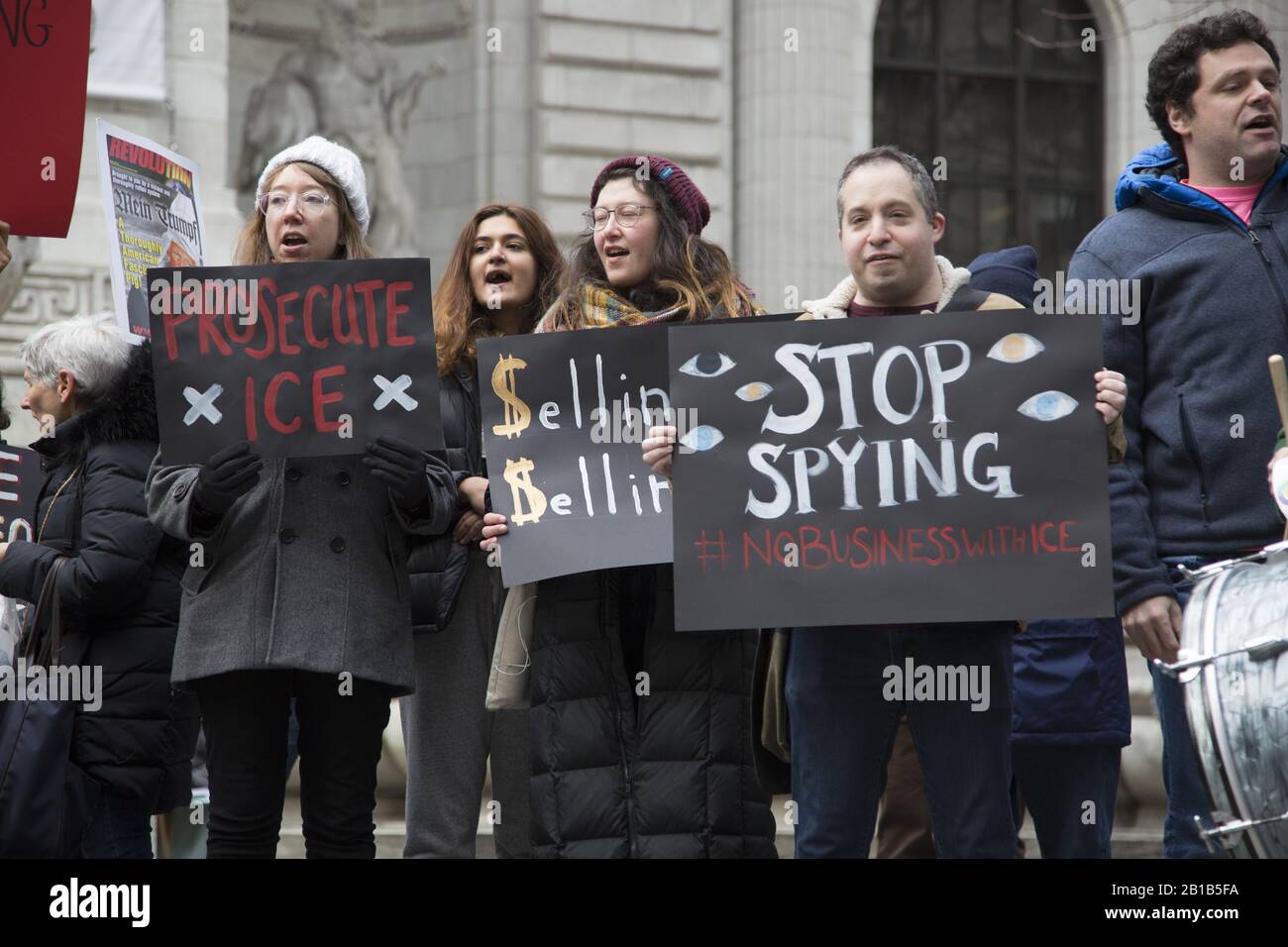 Demonstranten gegen die Taktiken und Aktionen von EIS (Immigration and Customs Enforcement) demonstrieren und marschieren von den Schritten der New York Public Library an der 5th Avenue in Manhattan, New York City, die zu einer Sanctuary City erklärt wird. Stockfoto