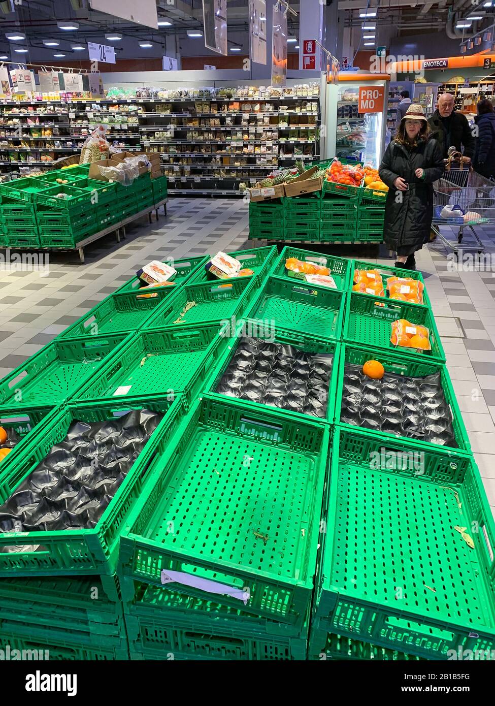 Mantova, Italien - 2020 24. februar: Leere Obst- und Gemüsetrassen in einem Supermarkt in der Lombardei während der Coronavirus Epidemie Stockfoto