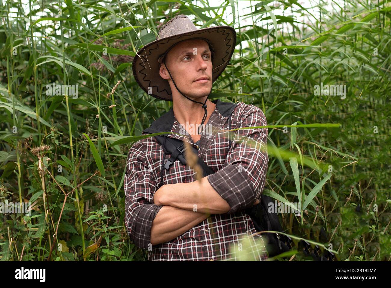 Ein Mann in einem Cowboyhut, in der Natur. Im Feld. Stockfoto