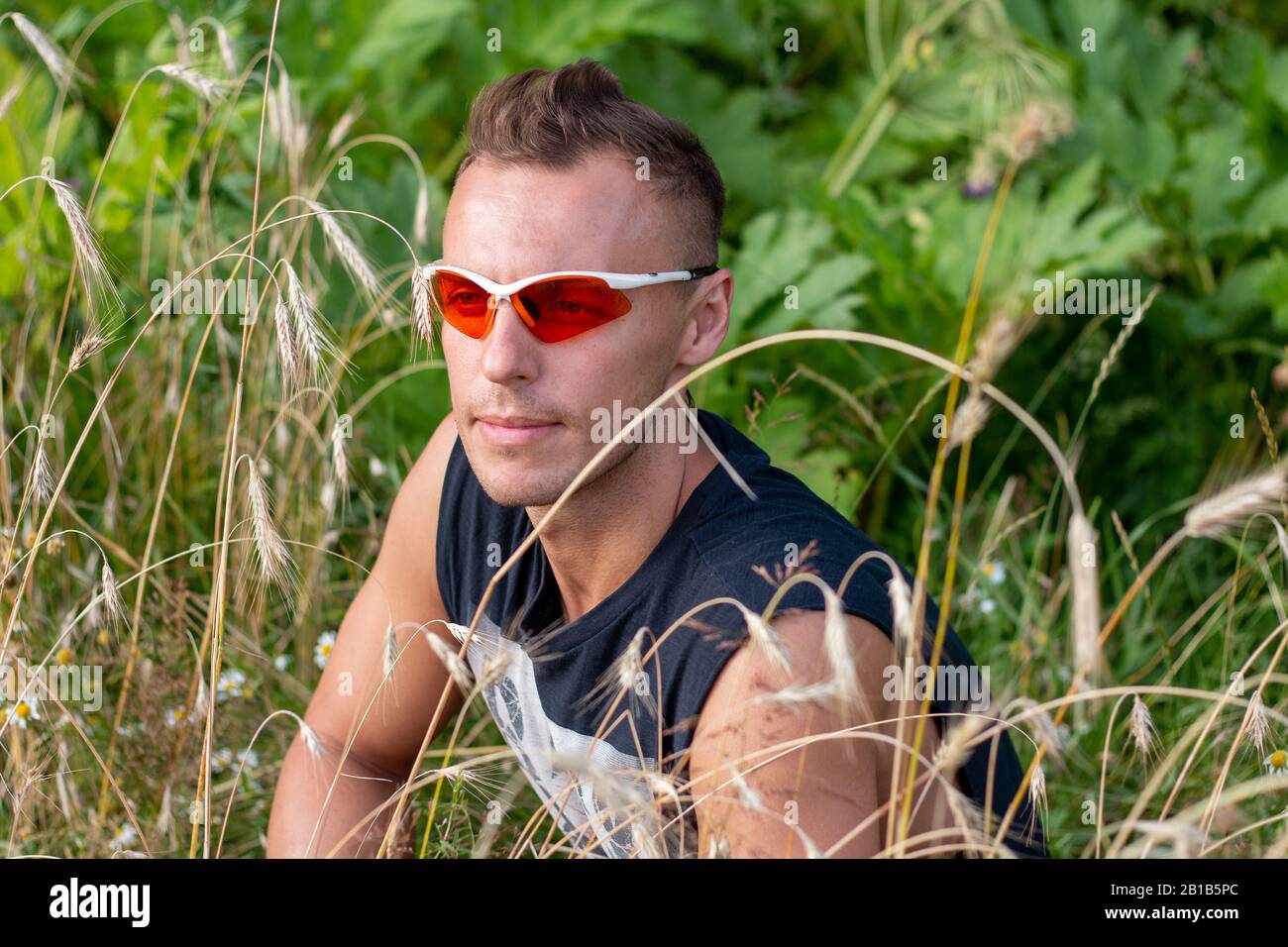 Ein Mann in Sportbrille, in der Natur. Stockfoto