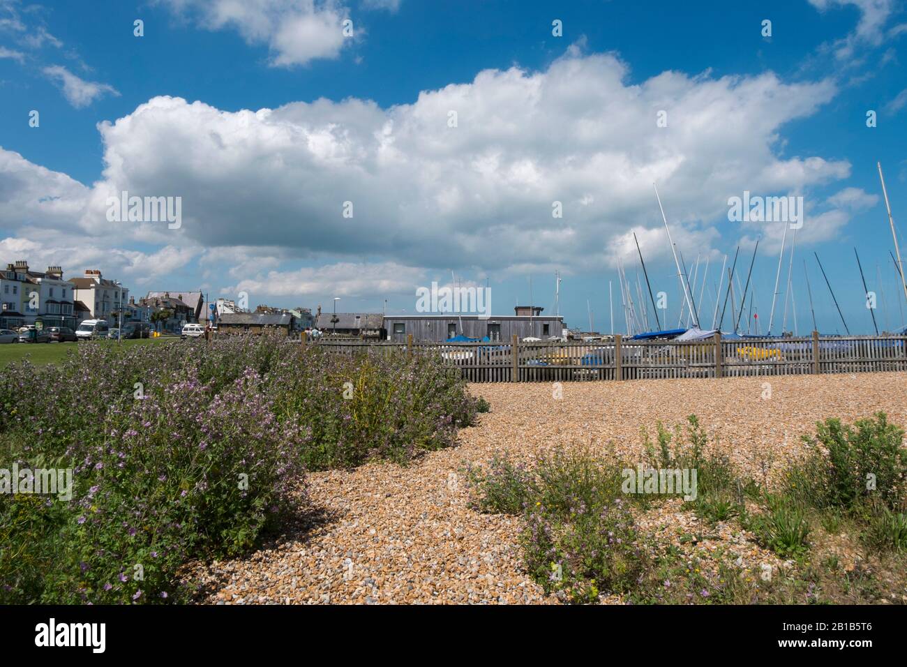 Segelboote reihten sich im Downs Sailing Club am Strand von Walmer, Deal, Kent, Großbritannien, ein Stockfoto
