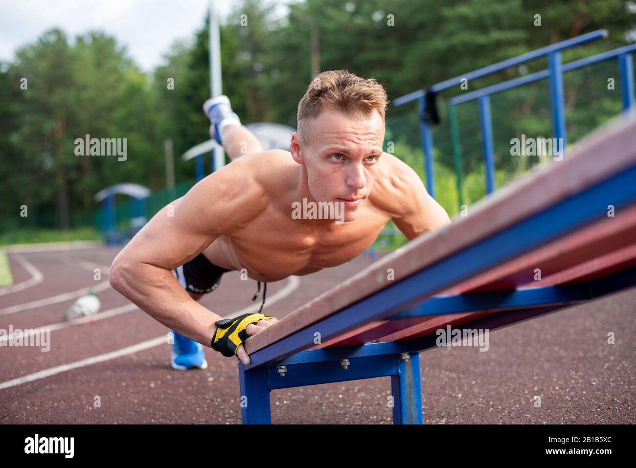 Der Mann drängt sich von der Bank Stockfoto