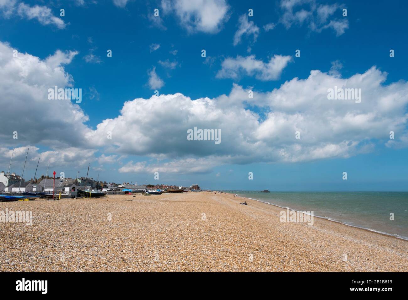 Segelboote reihten sich im Downs Sailing Club am Strand von Walmer, Deal, Kent, Großbritannien, ein Stockfoto