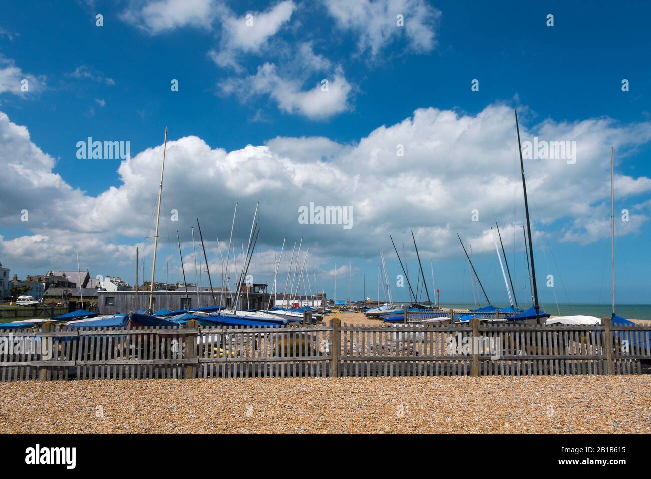 Segelboote reihten sich im Downs Sailing Club am Strand von Walmer, Deal, Kent, Großbritannien, ein Stockfoto