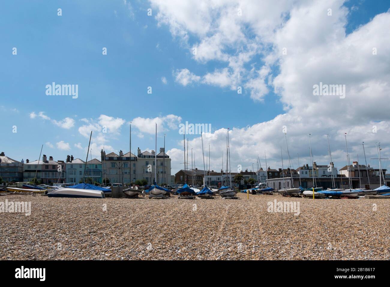 Segelboote reihten sich im Downs Sailing Club am Strand von Walmer, Deal, Kent, Großbritannien, ein Stockfoto