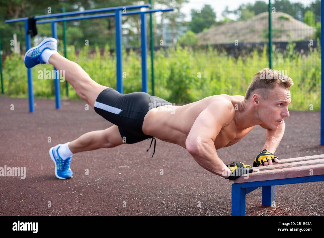 Der Mann drängt sich von der Bank Stockfoto