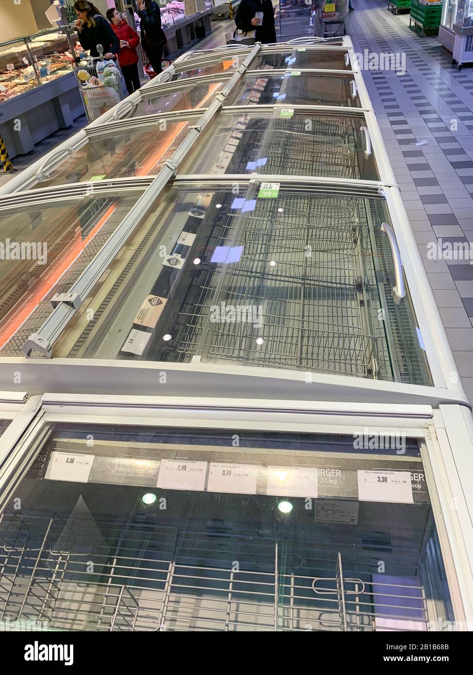 Mantova, Italien - 2020 24. februar: Leere Kühlschränke in einem Supermarkt in der Lombardei während der Coronavirus Epidemie Stockfoto