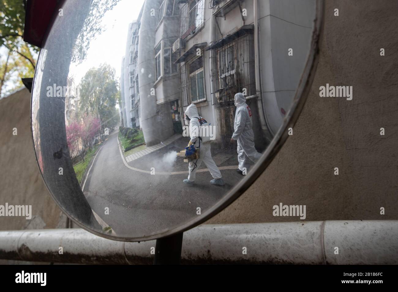 Gut geschützte chinesische Gemeindefreiwillige desinfizieren am 22. Februar 2020 ein Wohnviertel zur Vorbeugung des neuen Coronavirus und der Pneumonie in Wuhan City, der zentralchinesischen Provinz Hubei. (Foto von YFC / Costfoto / Sipa USA) Stockfoto