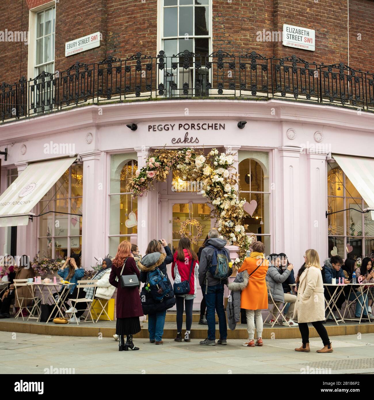 Peggy Porschen Kuchen an der Ecke Elizabeth & Ebury Street in Belgravia London. Berühmte instagrierbare Bäckerei mit pinkfarbener Fassade. Stockfoto