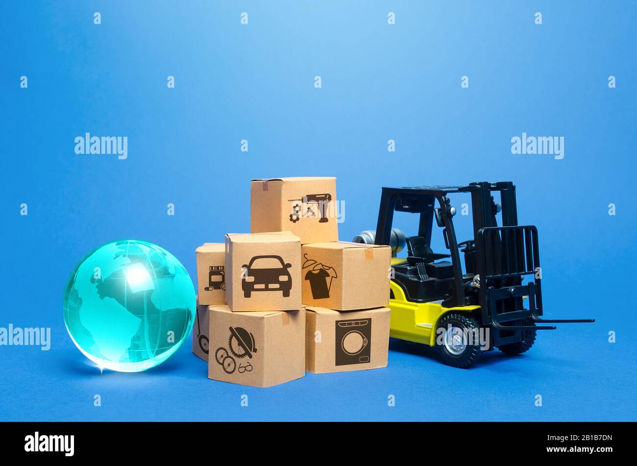 Gabelstapler in der Nähe von Kartons und blauem Globus. Transportlogistik-Infrastruktur, Import-Export von Waren. Frachtversand. Globalisierung o Stockfoto