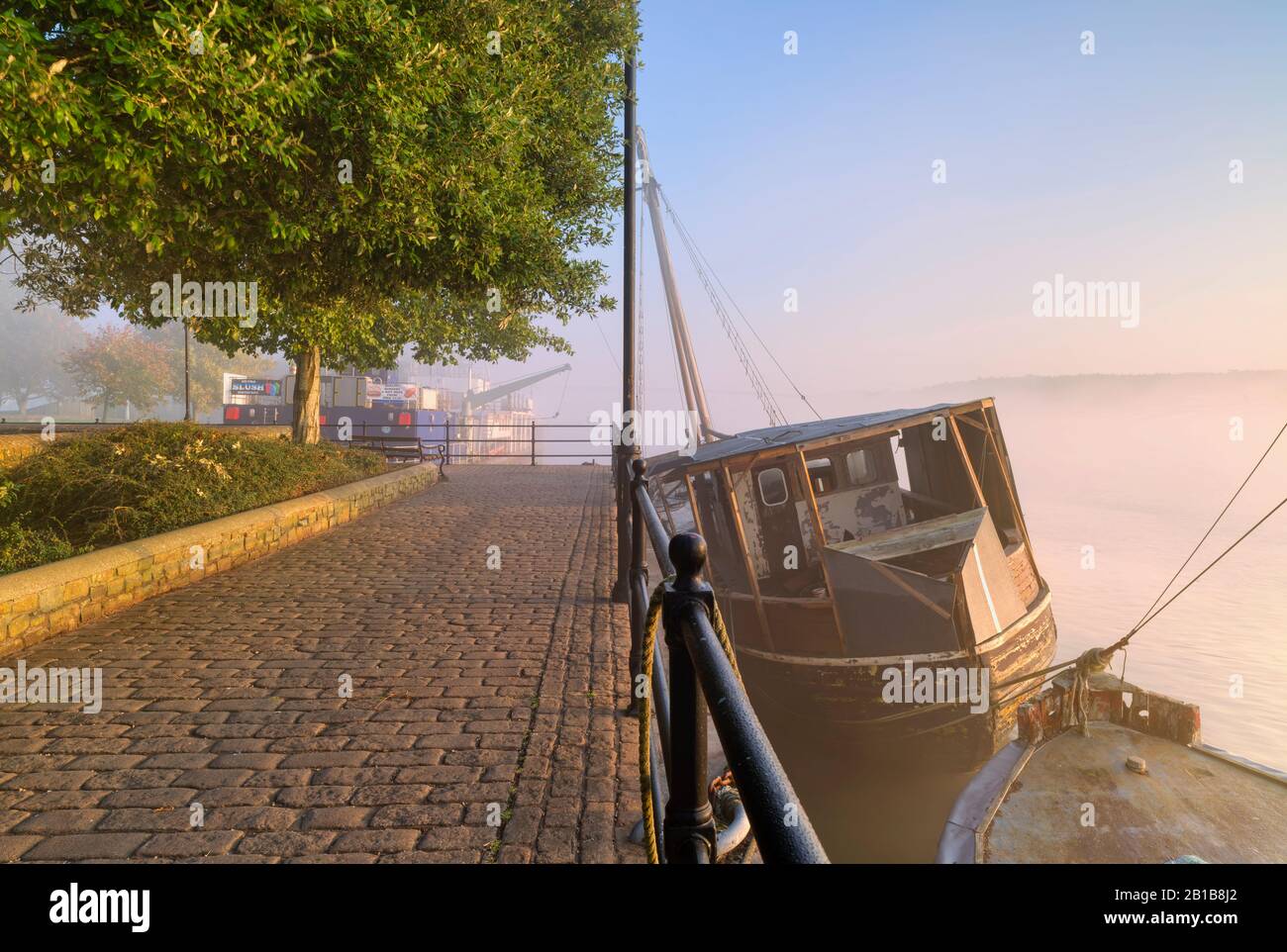 Ein nebliger Morgen am Ufer des Flusses Torridge, mit Booten, die auf der Kai-Seite in Bideford, North Devon, South West, Großbritannien Stockfoto