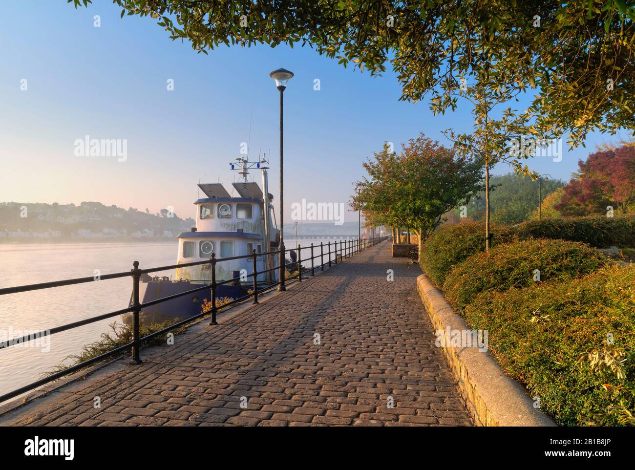 Ein nebliger Morgen am Ufer des Flusses Torridge, mit Booten, die auf der Kai-Seite in Bideford, North Devon, South West, Großbritannien Stockfoto
