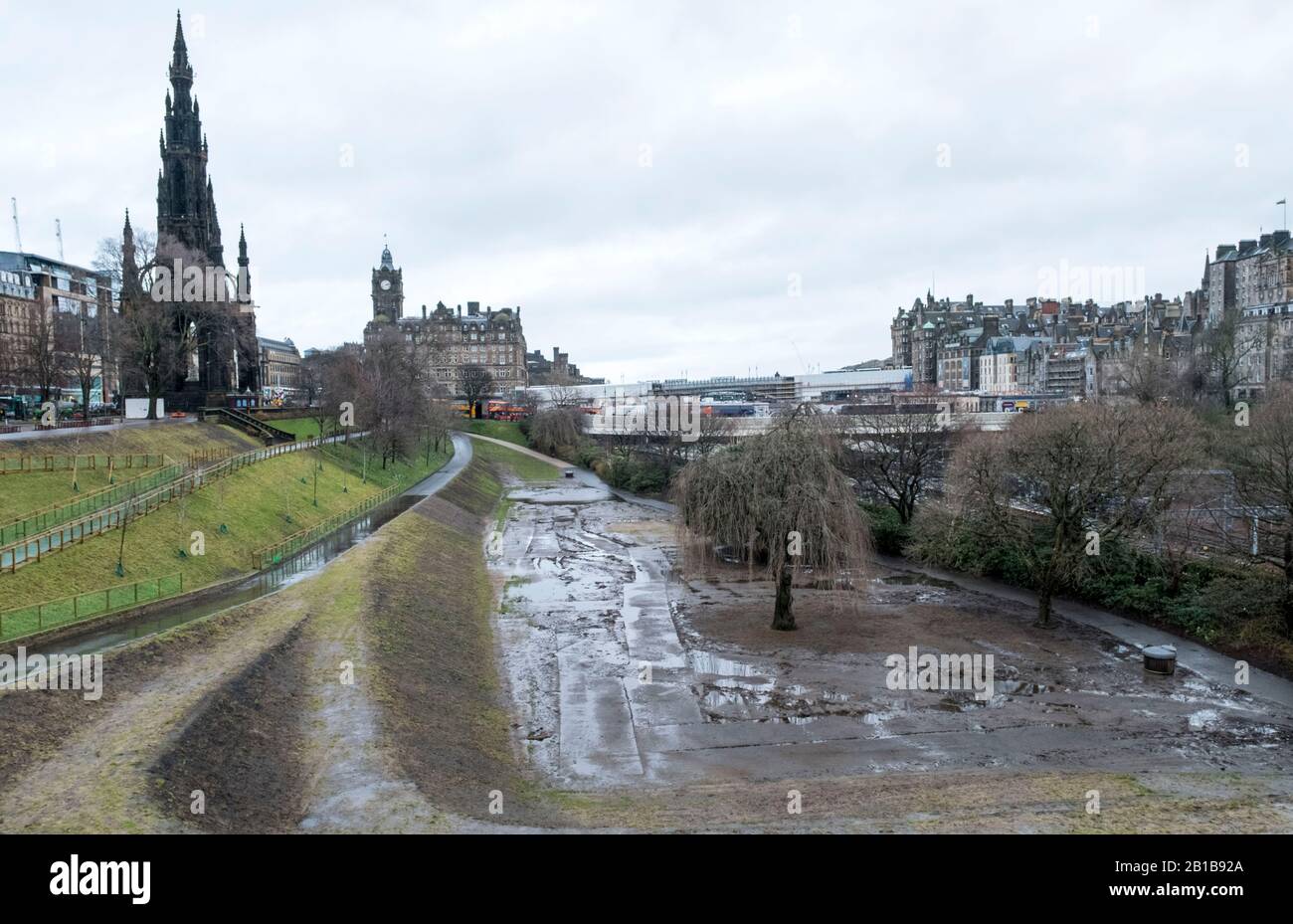 Edinburgh's Princes Street Gardens nach den Festlichkeiten zu Weihnachten und Neujahr. Stockfoto