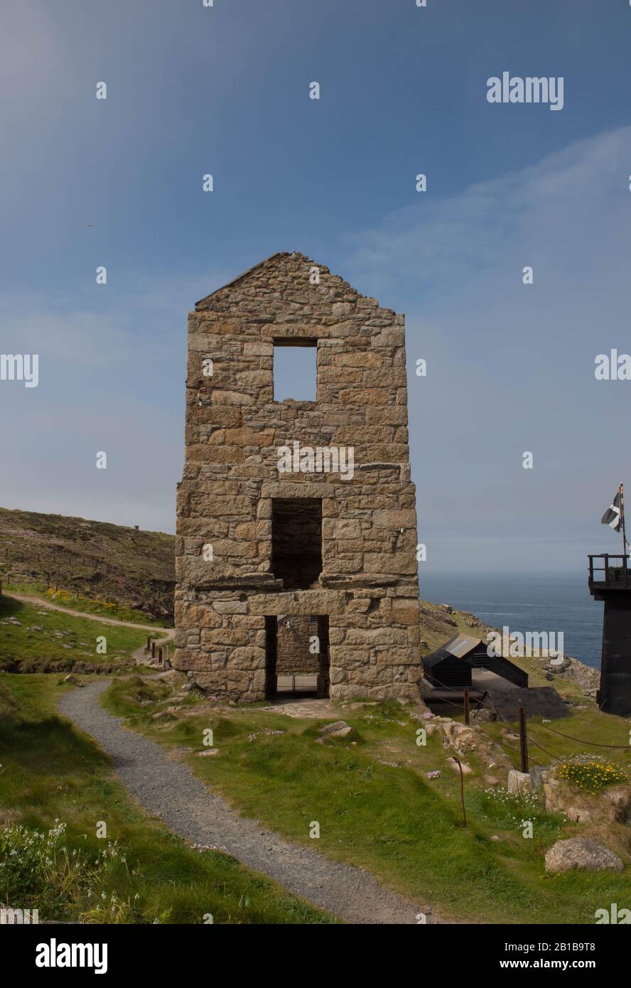 Ruinen der Verlassenen Cornish Levant Tin Mine auf dem South West Coast Path Zwischen Pendeen Watch und Sennen Cove im ländlichen Cornwall, England, Großbritannien Stockfoto