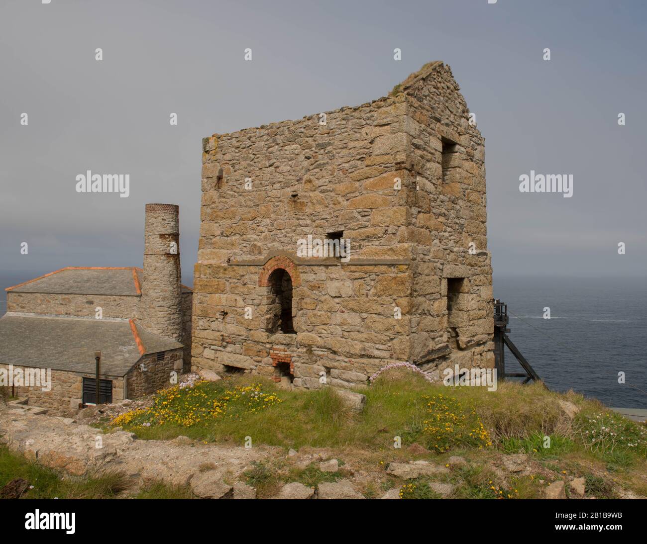 Ruinen der Verlassenen Cornish Levant Tin Mine auf dem South West Coast Path Zwischen Pendeen Watch und Sennen Cove im ländlichen Cornwall, England, Großbritannien Stockfoto