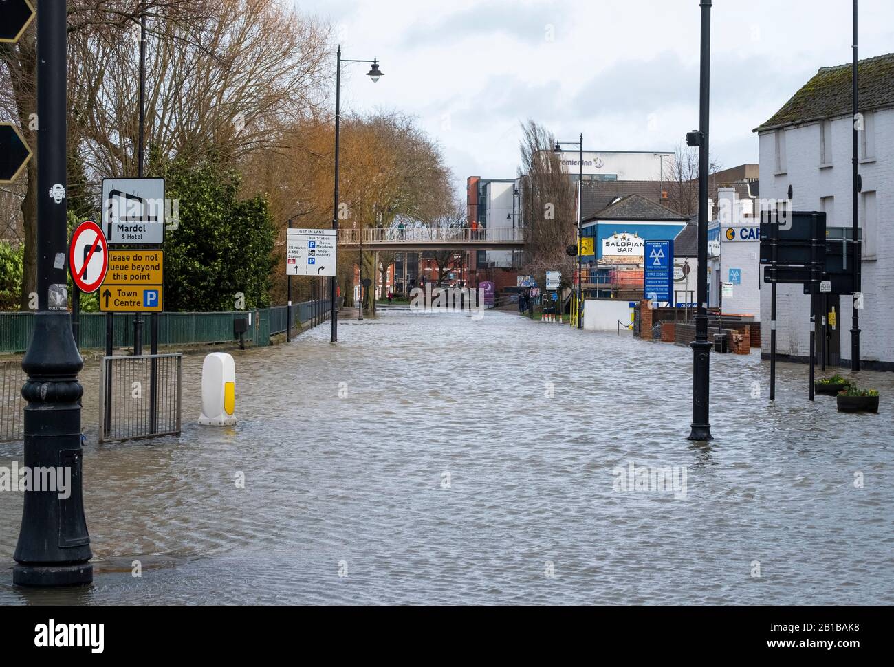 Shrewsbury, Großbritannien. Februar 2020. Smithfield Road unter Wasser aufgrund des Fluß Severn Flooding. Kredit: Mike Hayward/Alamy Live News Stockfoto