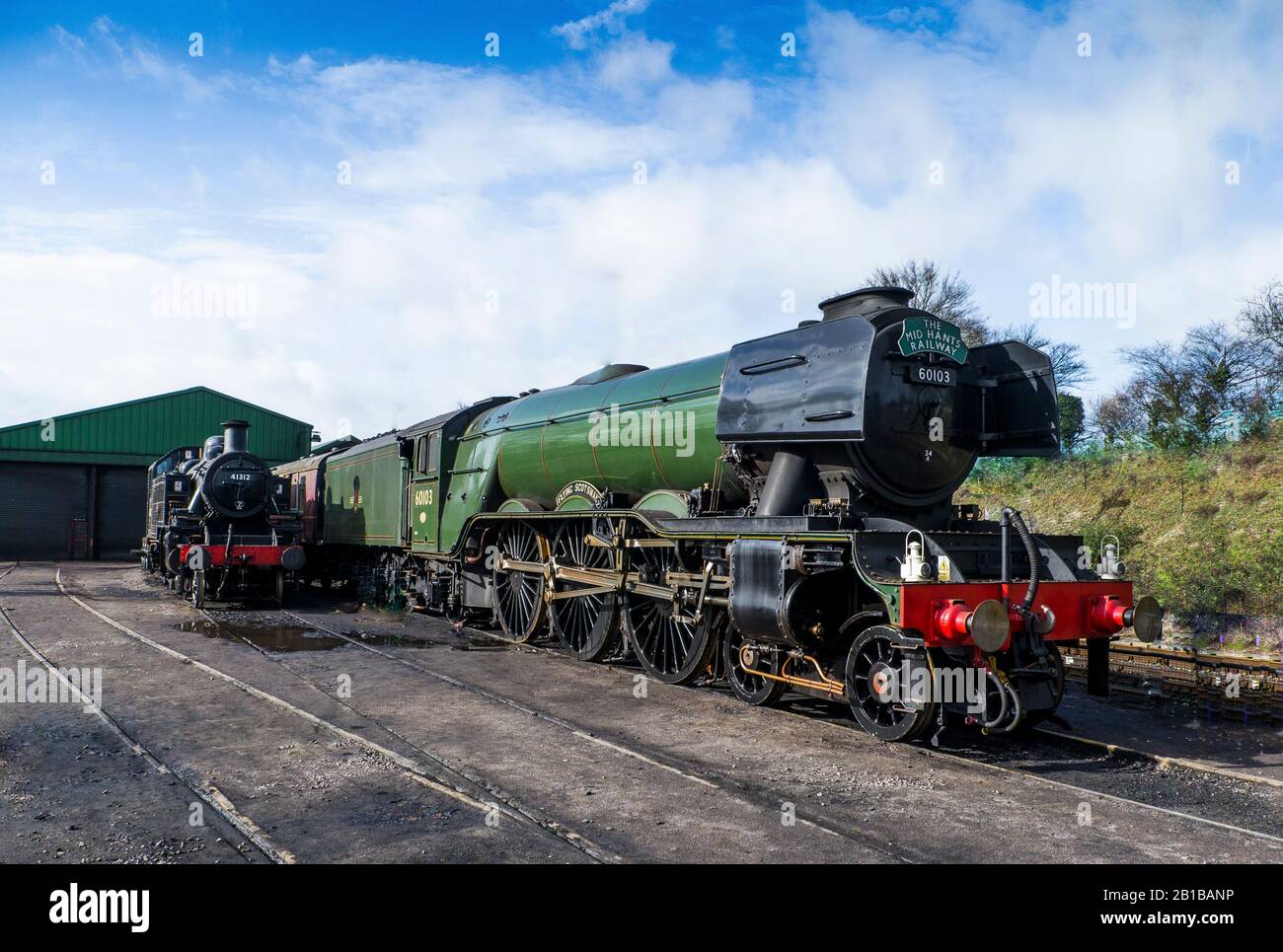 Flying Scotsman at Mid Hants Railway ' Watercress Line ' Februar 2020 With LMS Ivatt Class 2MT 41312 neben Stockfoto