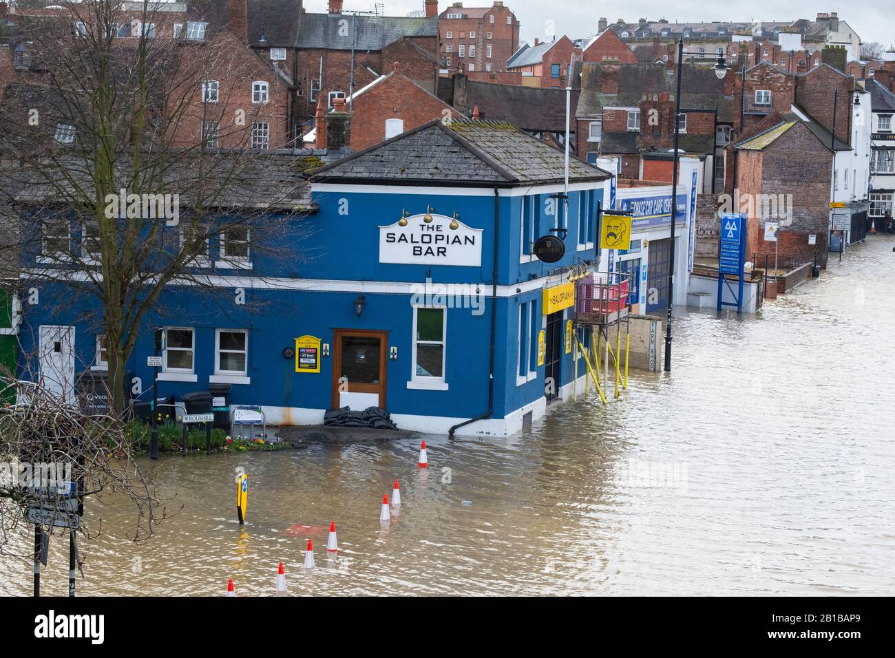 Shrewsbury, Großbritannien. Februar 2020. Die Salopian Bar ist umgeben von Hochwasserwasser vom Fluss Severn. Kredit: Mike Hayward/Alamy Live News Stockfoto