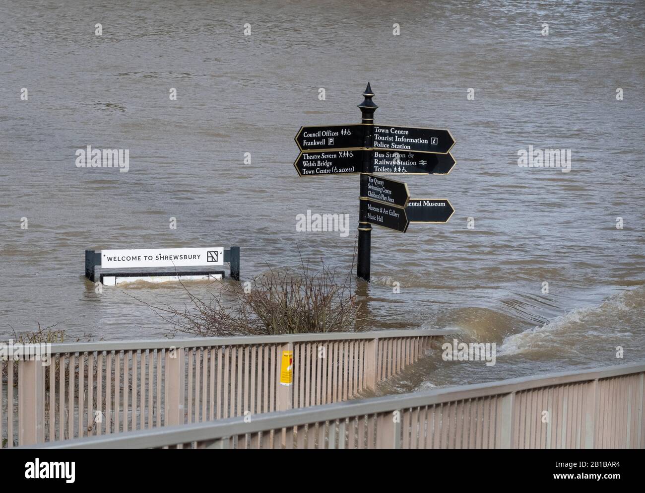 Shrewsbury, Großbritannien. Februar 2020. Frankwell-Parkplatz unter Wasser wegen Flussüberschwemmung des Severn. Kredit: Mike Hayward/Alamy Live News Stockfoto