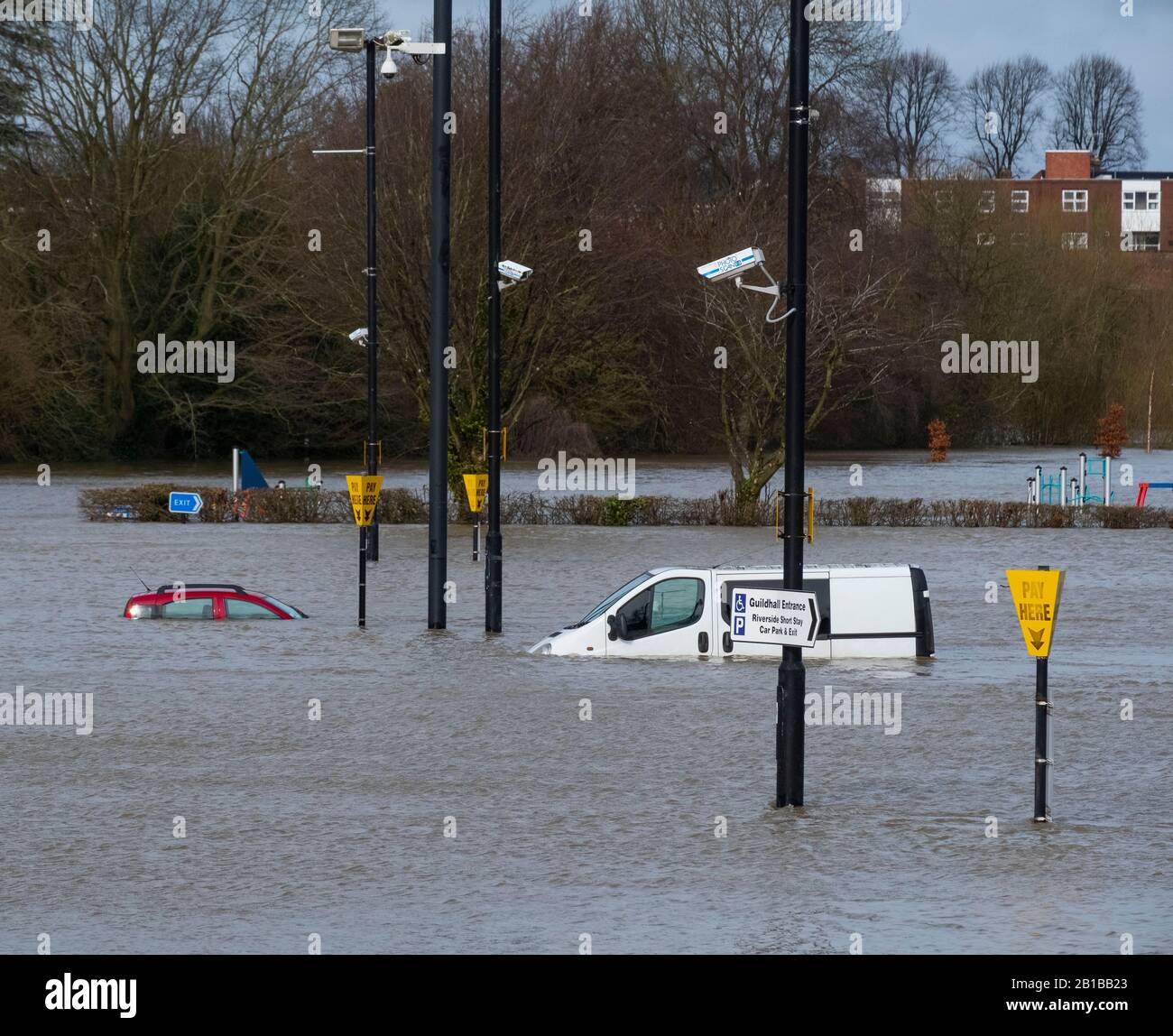 Shrewsbury, Großbritannien. Februar 2020. Verlassene Fahrzeuge auf dem Frankwell Car Park aufgrund der Überschwemmung des River Severn. Kredit: Mike Hayward/Alamy Live News Stockfoto