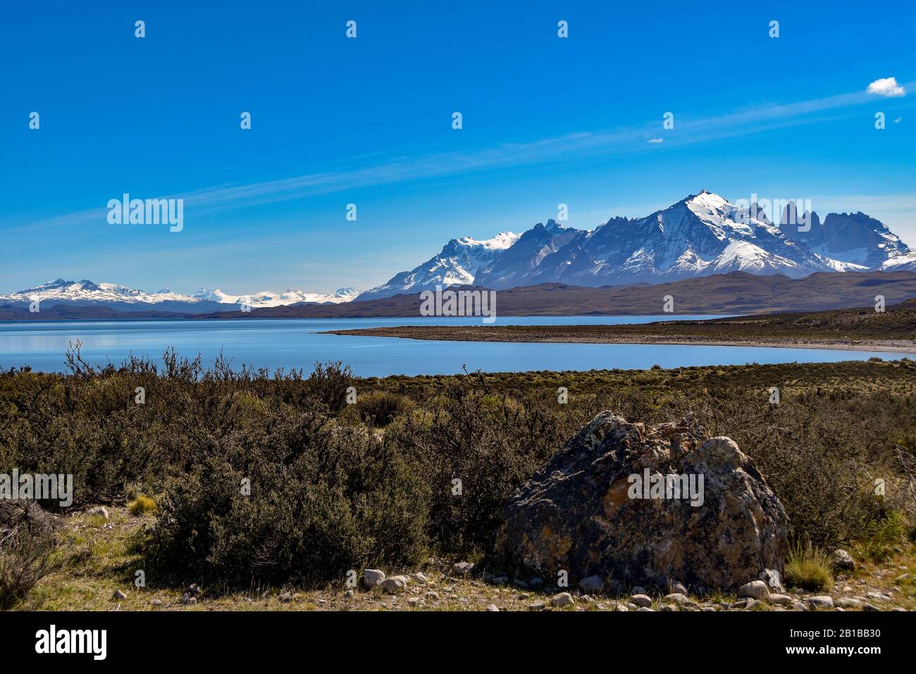 Panoramablick auf Lago Sarmiento mit der Bergkette Torres del Paine, das südpatagonische Eisfeld und die andenberge im Rücken Stockfoto