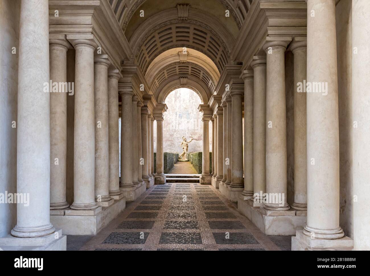 Galerie mit erzwungener Perspektive von Francesco Borromini im Palazzo ...