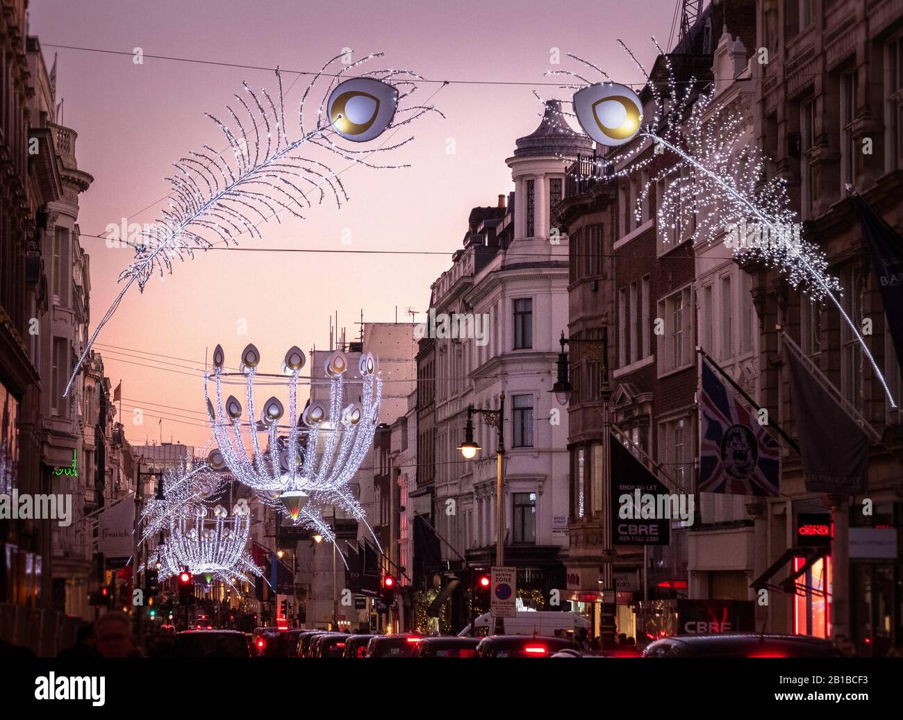 Die Weihnachtsfeiertage leuchten in der New Bond Street, London. Stockfoto