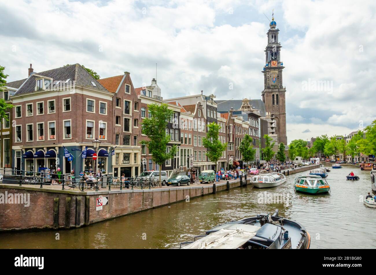 Amsterdam, Holland; 06.07.2014: Das historische Zentrum der Stadt wurde weitgehend im 17. Jahrhundert erbaut und ist heute einer der größten historischen Zentner Stockfoto